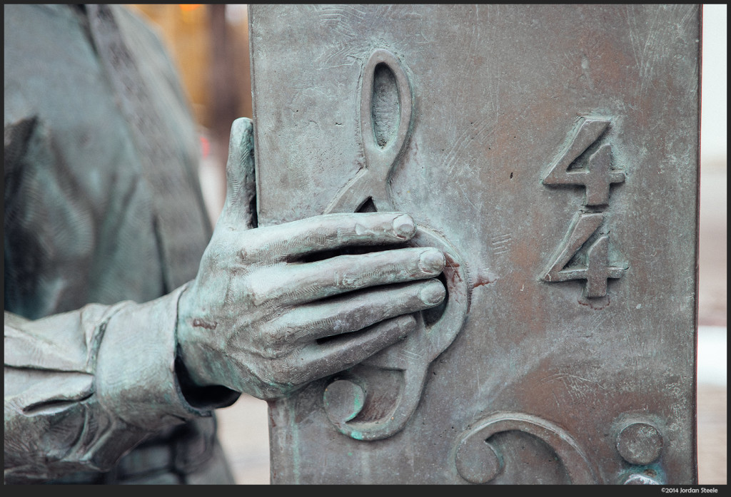 Hand it to Music - Fujifilm X-E2 with Zeiss Touit 32mm f/1.8 Planar T* @ f/1.8