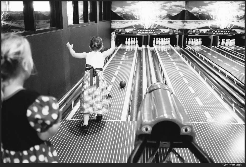 Bowling - Fujifilm X-E2 with Fujinon XF 35mm f/1.4 @ f/1.4