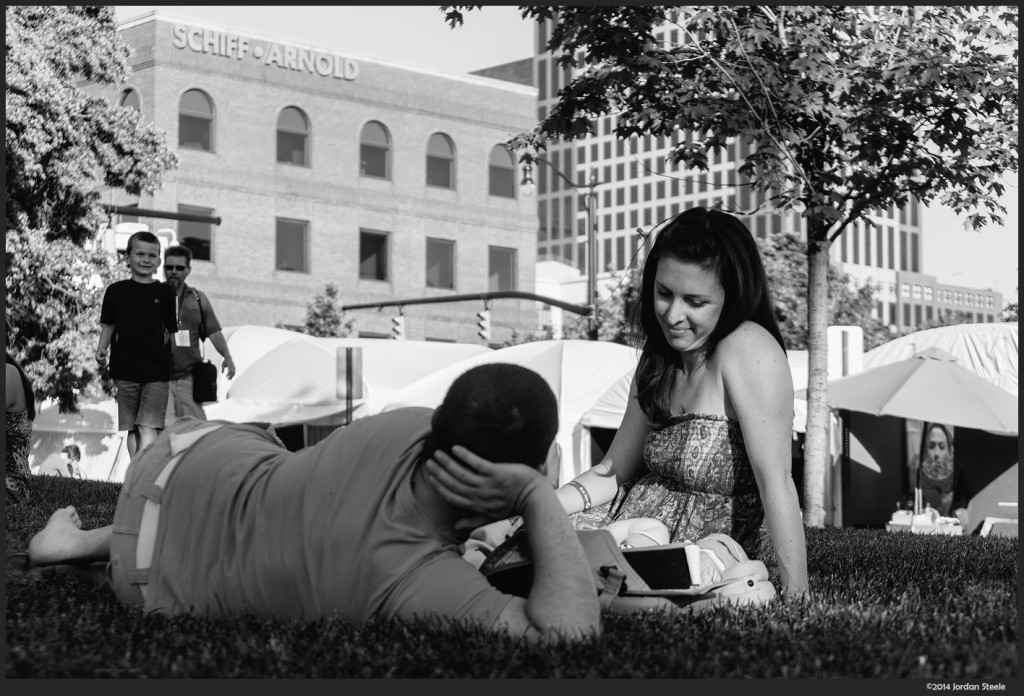 Couple in the Park - Sony NEX-6 with Zeiss 16-70mm f/4 @ 45mm, f/4