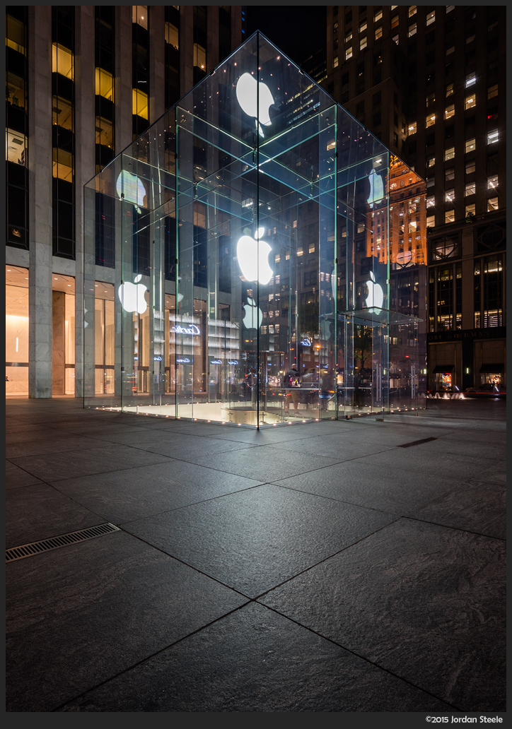 Apple Store, 5th Avenue - Sony A7 II with Zeiss FE 16-35mm f/4 @ 17mm, f/16, 8s, ISO 100